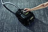 AEG VX7-1-TOY Staubsauger mit Beutel inkl. Spielzeugsauger (700 Watt, inkl. Hartbodendüse, 12 m Aktionsradius, Softräder, 3,5 Liter Staubbeutelvolumen, Hygiene Filter E12) Schwarz/Grün - 